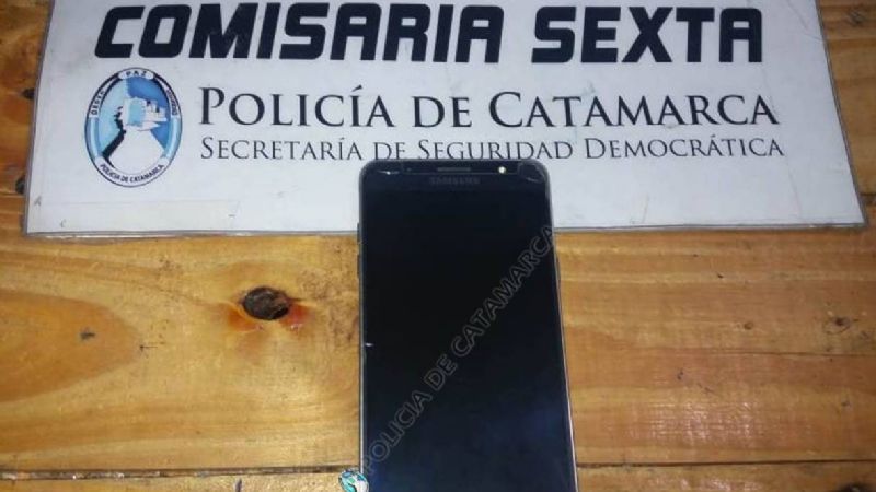 Lo atrapan después de robar un celular de un local