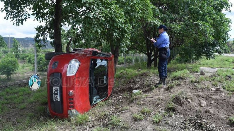 Volcó en un auto, salió ileso y terminó arrestado por conducir ebrio