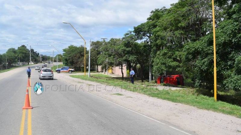 Volcó en un auto, salió ileso y terminó arrestado por conducir ebrio