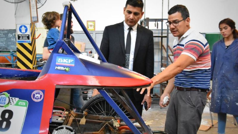 Alumnos de la ENET N°1 se preparan para competencia automovilística nacional