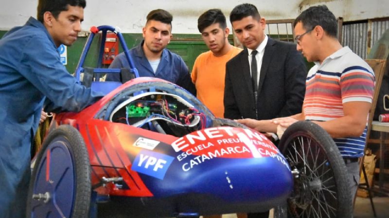 Alumnos de la ENET N°1 se preparan para competencia automovilística nacional