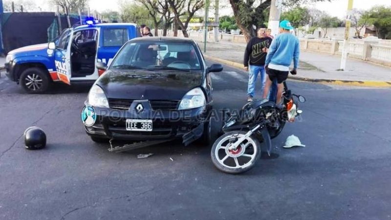 Chocó contra una moto y una mujer terminó herida