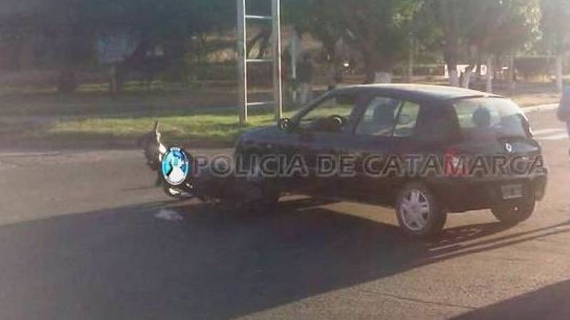 Chocó contra una moto y una mujer terminó herida