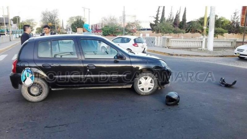 Chocó contra una moto y una mujer terminó herida