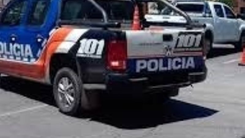 Chocó a un motociclista que se levantó y le pegó una patada al auto
