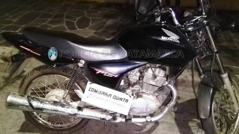 Intentó tirar de la moto a una joven para robarle