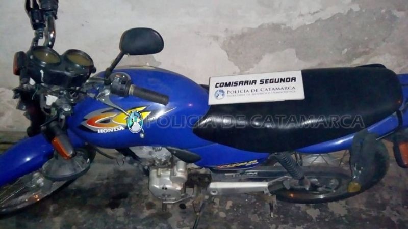 En un taller mecánico secuestran una moto robada