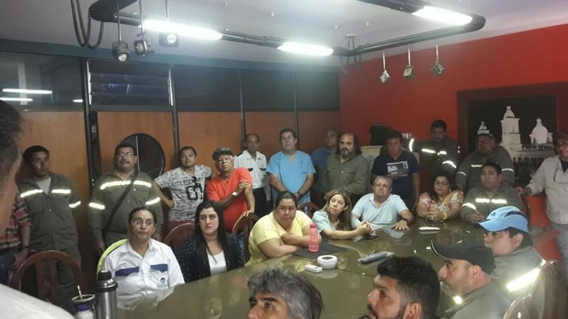 Municipales instalan carpa de protesta en Plaza 25 de Mayo