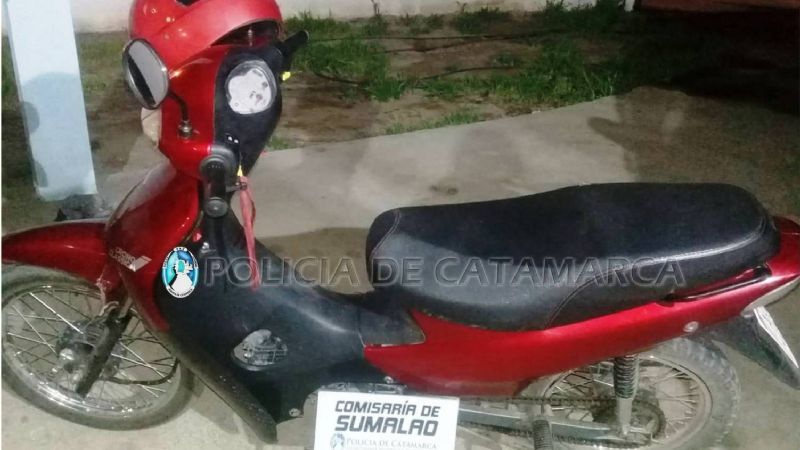 Arrestan a dos jóvenes y secuestran una moto en Valle Viejo