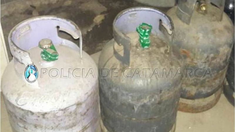 Recuperan tres garrafas robadas y televisor en un descampado