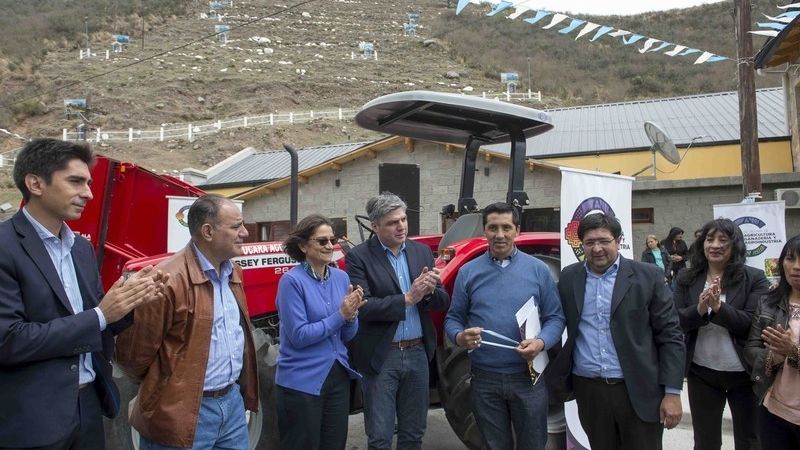 La Gobernadora entregó maquinaria a productores de Aconquija