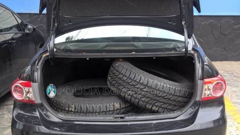 Atraparon a dos estafadores que compraban con cheques robados