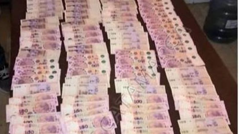 Atraparon a dos estafadores que compraban con cheques robados