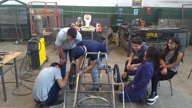 Alumnos de la Indu construyen un auto