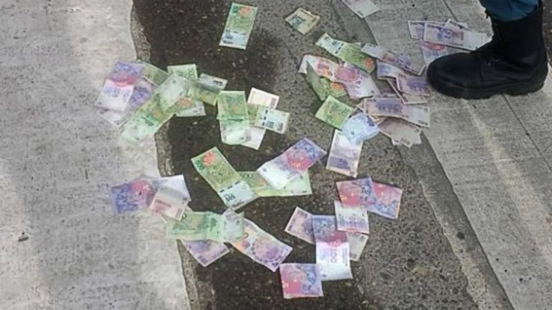Encontró $14.000 en la calle y los devolvió
