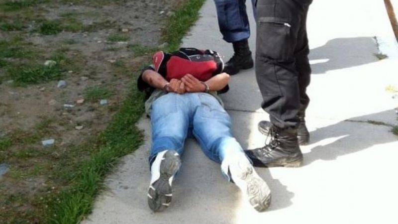 Vecinos atraparon a ladrón que escapaba con una cartera