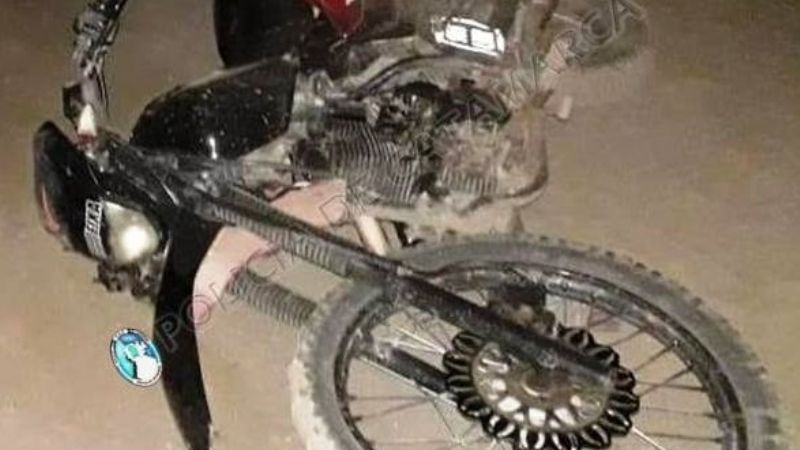 Perdió el control de la moto y chocó contra un poste de luz