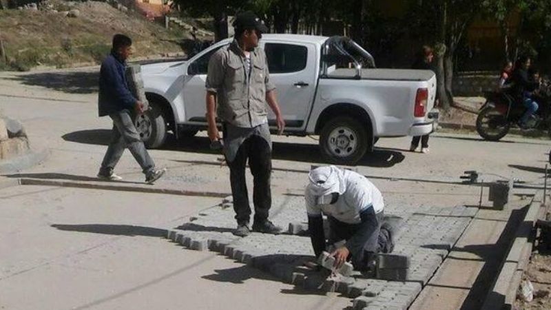 Colocan adoquines en Mutquín