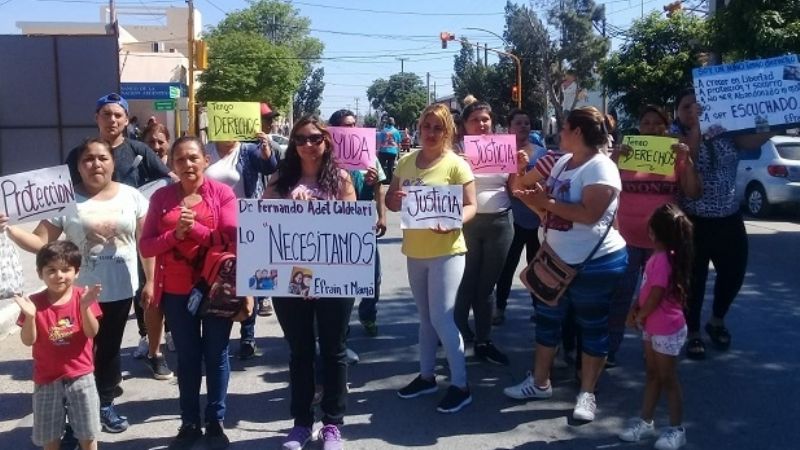 Madre desesperada reclama por la tenencia de su hijo