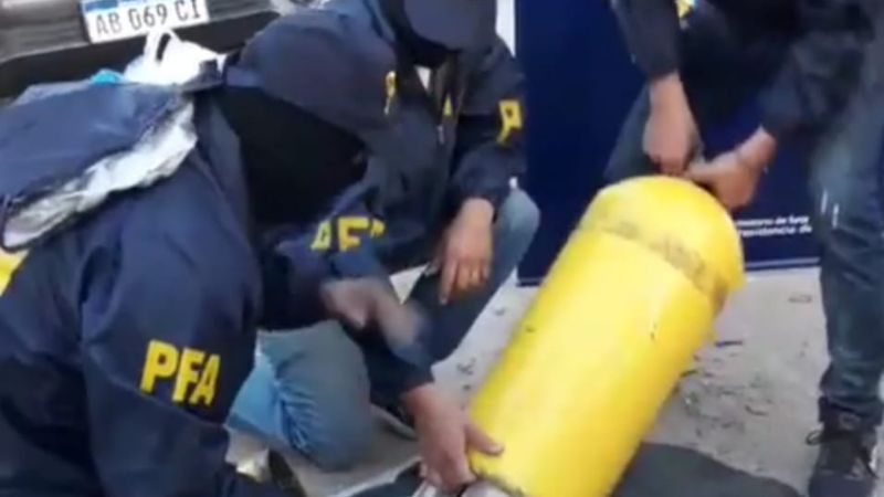 Incautan 15 kilos de marihuana escondida en un tubo de GNC