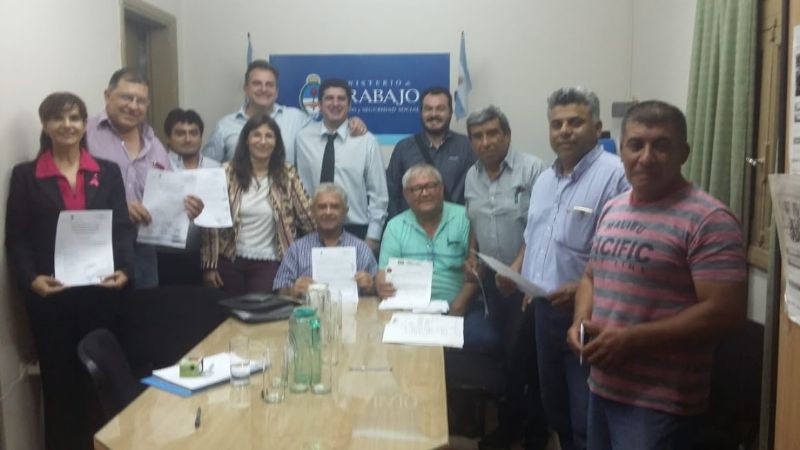 Acuerdan precio de la aceituna y jornal para la cosecha de la nuez