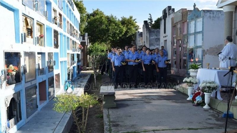 La policía rindió homenaje a los fieles difuntos
