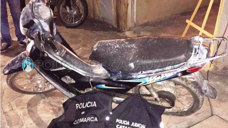 Le robaron la moto y la encontraron abandonada