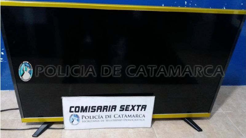 Los sorprendieron llevando un televisor robado