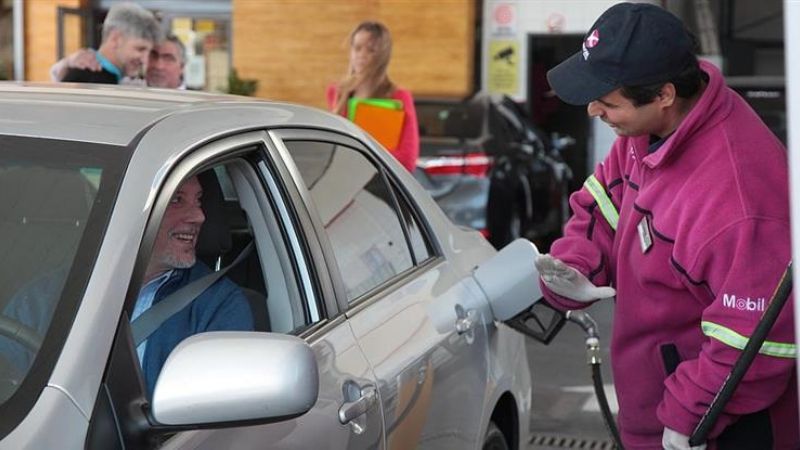Axion bajó hasta 3,2% los precios de combustibles