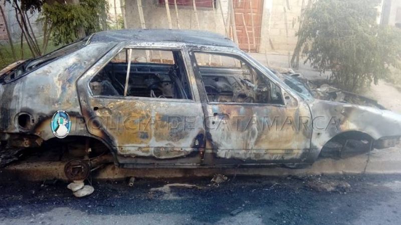 Voraz incendio de un auto en el sur de la Capital