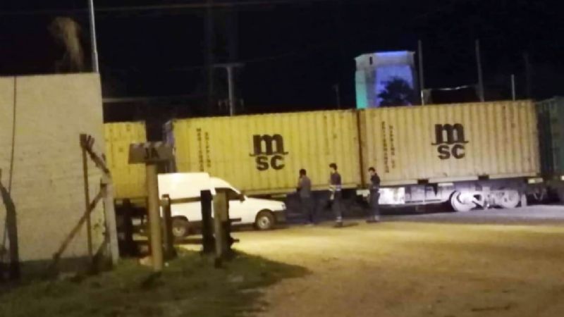 El tren chocó contra una camioneta en el cruce con la ruta 157