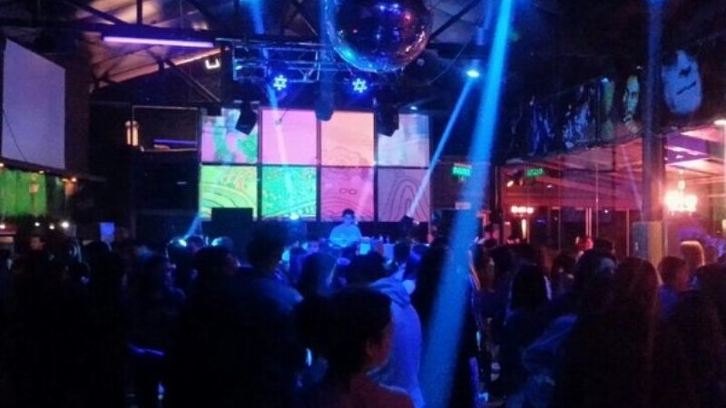 Dos jóvenes golpearon y amenazaron a una mujer a la salida del boliche