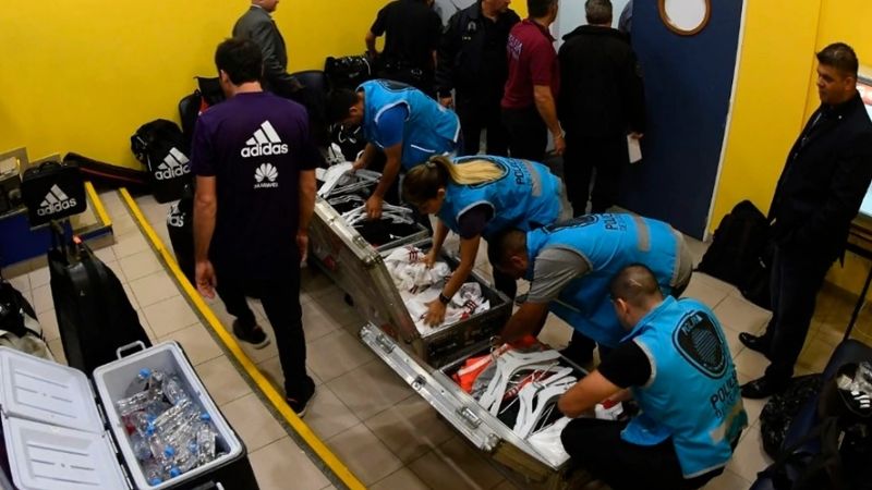 Inusual y excesivo operativo en el vestuario de River