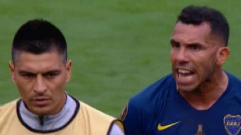 Tevez reprochó la salida de sus compañeros de la cancha
