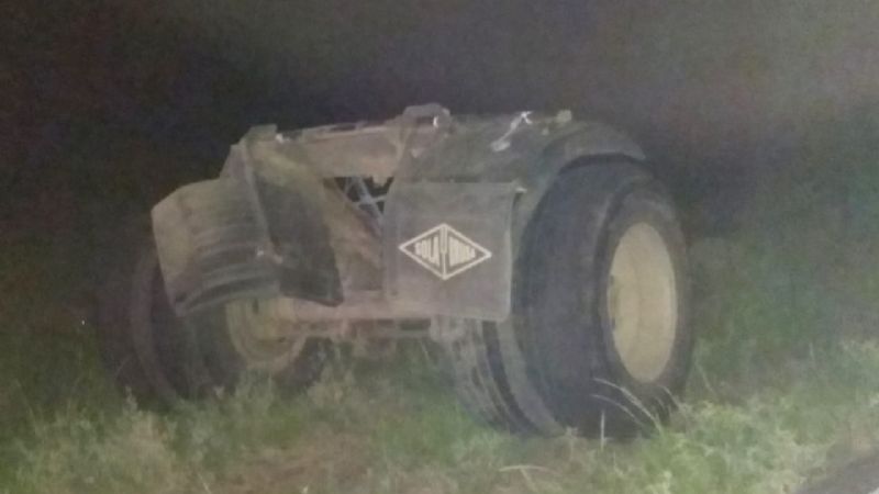 Volcó un acoplado cargado con trigo en la ruta 20