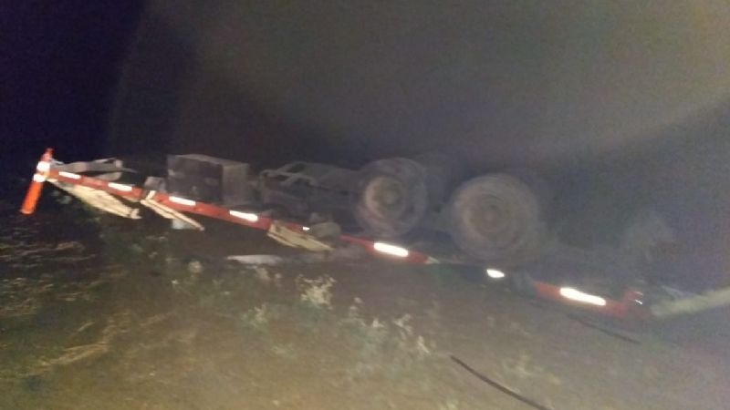 Volcó un acoplado cargado con trigo en la ruta 20
