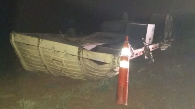 Volcó un acoplado cargado con trigo en la ruta 20