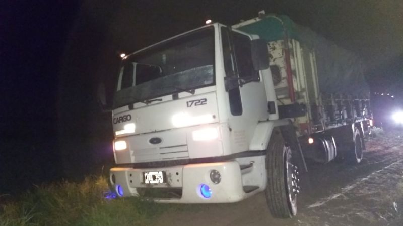 Volcó un acoplado cargado con trigo en la ruta 20