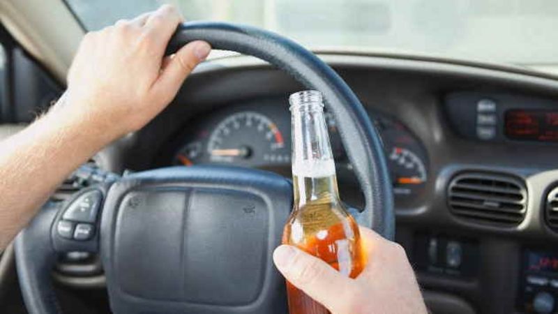 Ebrio quedó arrestado tras chocar contra dos autos estacionados