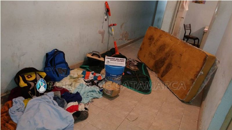 Encontraron a un ladrón escondido en un descampado