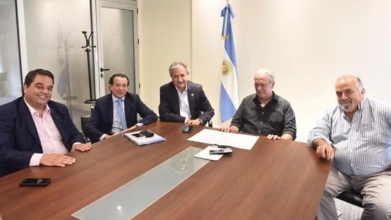 Estatales nacionales cobrarán un bono de $5 mil y un 10% de aumento salarial