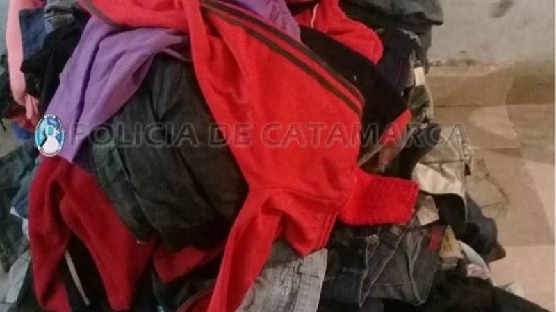 Encuentran ropa robada, escondida en un descampado