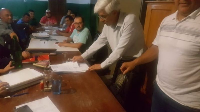 Ciencias Agrarias asesora a la Liga Ambateña sobre el cuidado de canchas