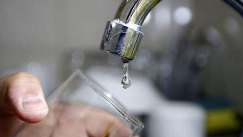 Restringen el servicio de agua potable