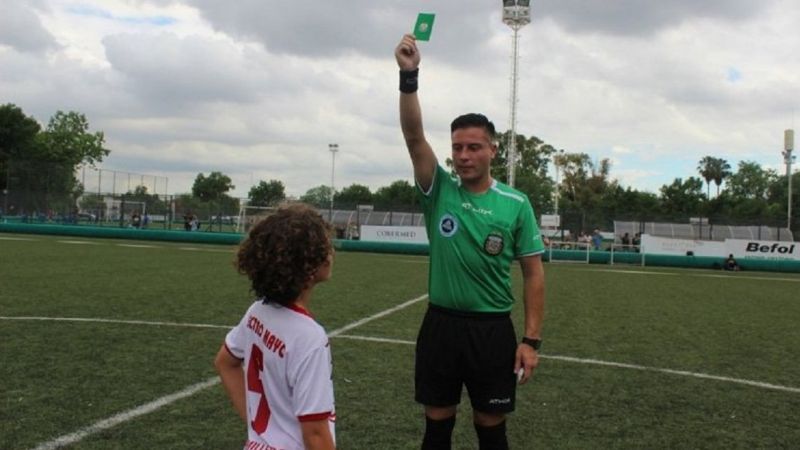 Utilizaron por primera vez la tarjeta verde en un partido oficial de AFA