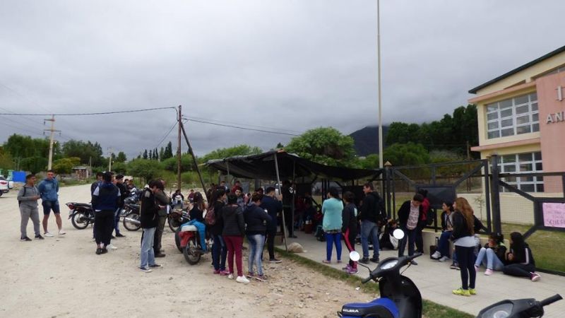 Sigue el reclamo en el IES Andalgalá por el cierre de carreras