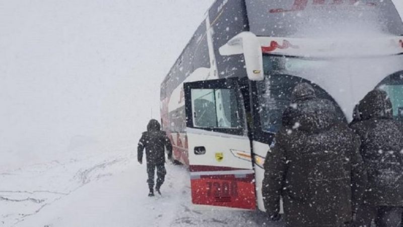 Un micro con pasajeros quedó al borde de un precipicio en Mendoza