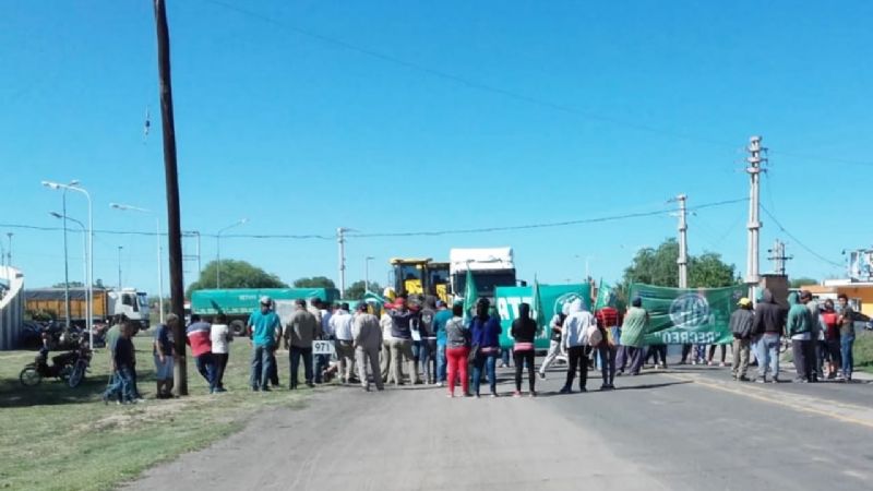 Continúa el paro de municipales con piquetes en las rutas 157 y 20