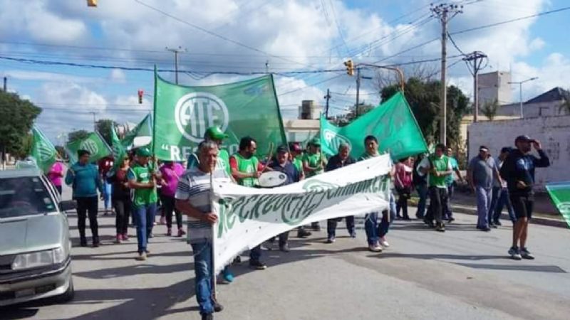 Continúa el paro de municipales con piquetes en las rutas 157 y 20