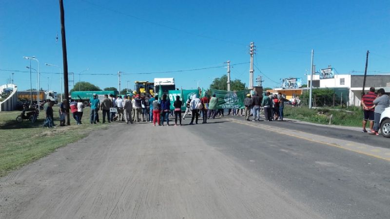 Continúa el paro de municipales con piquetes en las rutas 157 y 20